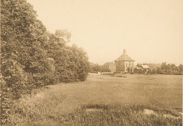 Oude postkaart: de kapel van Onze-Lieve-Vrouw van Goede Wil tussen de velden