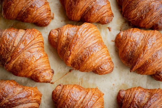 Croissants op een bakplaat